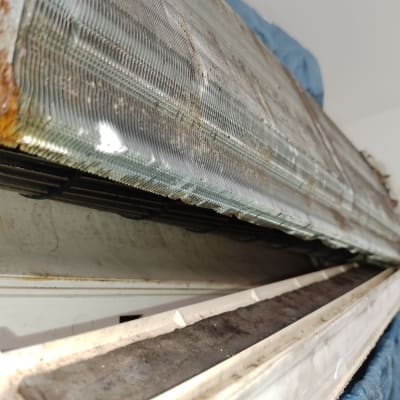 סליל מתכת חלוד במזגן עם לכלוך