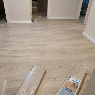 רצפת פרקט עץ בהיר עם אריזות פרקט