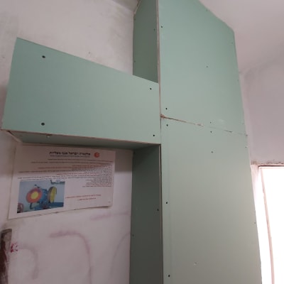 קיר גבס ירוק עם ברגים מותקנים