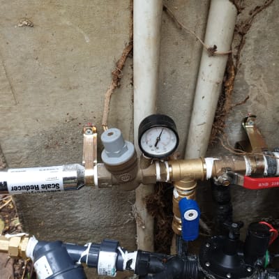 צנרת מים עם מד לחץ וברזים שונים
