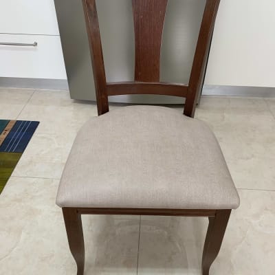 כיסא עץ עם ריפוד בד בהיר