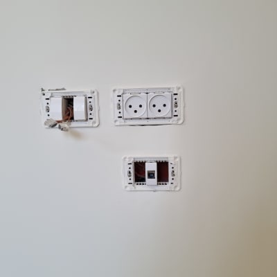 שקעי חשמל ותקשורת בקיר לבן