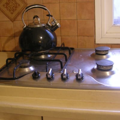 כיריים על משטח שיש במטבח