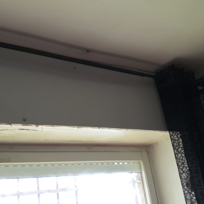 תריסים סגורים עם מסגרת חלון לבנה