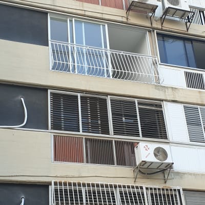 מסגרות מתכת על חלונות ומרפסות בבניין