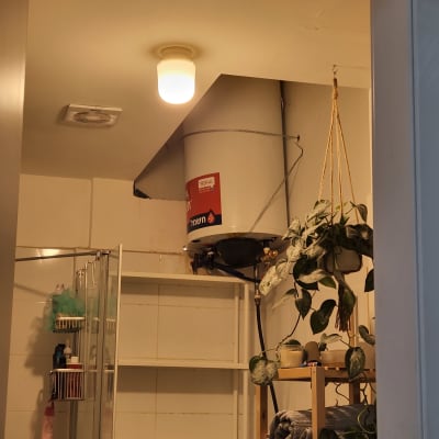 דוד שמש מותקן על קיר בחדר אמבטיה