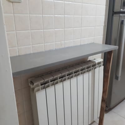 מדף שיש אפור מעל רדיאטור לבן