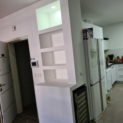 מדפי גבס לבנים במטבח מודרני עם תאורה עליונה