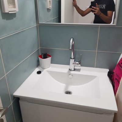 כיור אמבטיה עם ברז וכלי עבודה