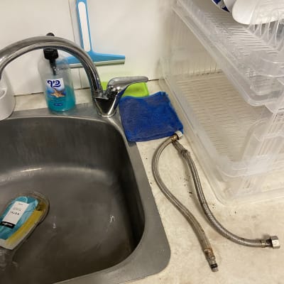 כיור עם ברז, צינור מתכת מנותק על השיש