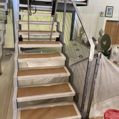 מדרגות מכוסות בנייר דבק להגנה בזמן צביעה