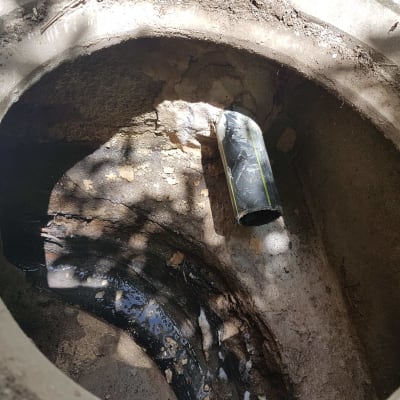 צינור ביוב פתוח עם חיבור שבור