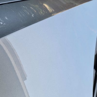 חלק מרכב בצבע אפור עם חיבורי דלת