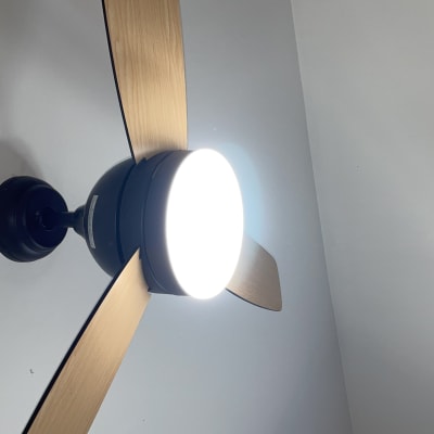 מאוורר תקרה עם תאורה דולקת