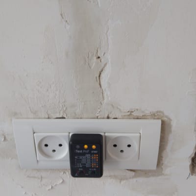 שקע חשמל עם בודק מתח מחובר