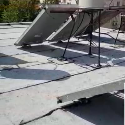 גג עם יריעות איטום וסדקים נראים לעין