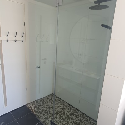 מקלחת זכוכית עם ראש מקלחת עגול עליון