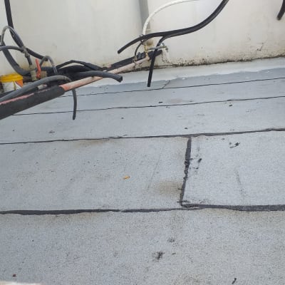 גג אטום עם יריעות ביטומניות וחיבורים חשופים