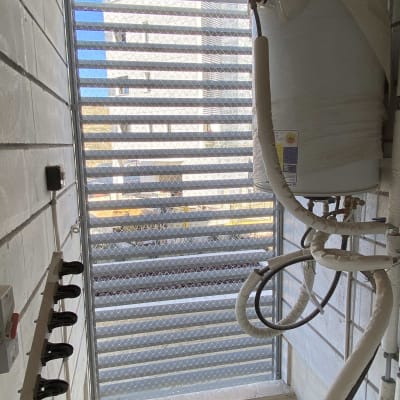 דוד שמש עם צינורות מבודדים על קיר חיצוני