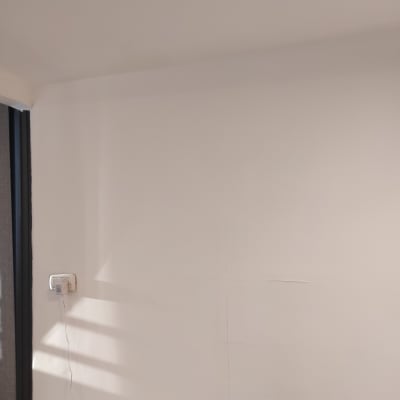 שקעי חשמל על קיר לבן עם סדק