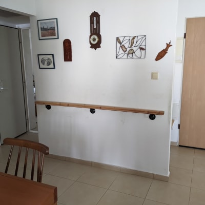 מסגרות תמונה תלויות על קיר לבן