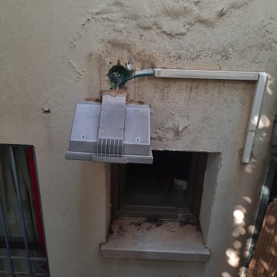 מנורת חוץ מותקנת על קיר עם חוטים חשופים