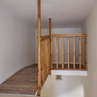 מעקה עץ במרפסת פנימית עם רצפת עץ