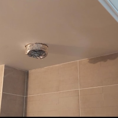 תקרת גבס עם חור עגול ותיקון טיח