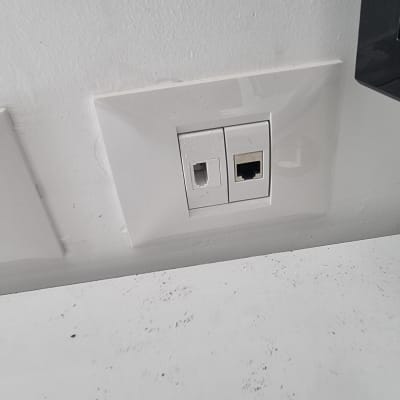 שקעי רשת וטלפון על קיר לבן