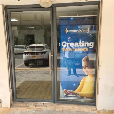 דלת אלומיניום עם ידית מתכת