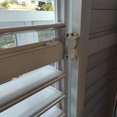 תריסים לבנים עם צירים וברגים