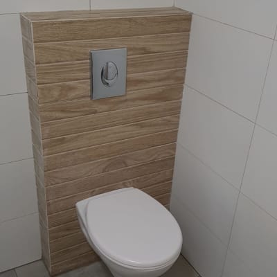 אסלה תלויה עם חיפוי עץ ולחצן הדחה