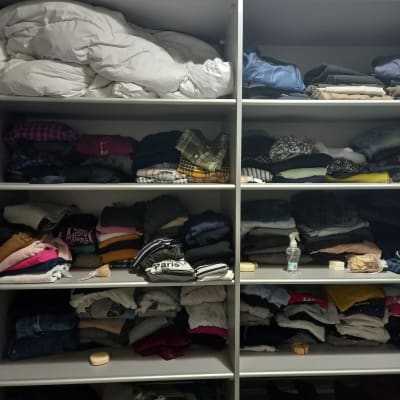 ארון בגדים מאורגן עם בגדים מקופלים ומוצרי טיפוח