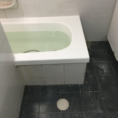 אמבטיה עם מים, אריחי קיר ורצפה כהים