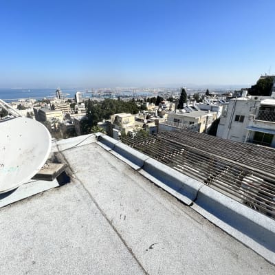 צלחת לוויין על גג עם איטום בטון