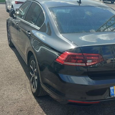 מכונית שחורה עם פנסים אחוריים וחלונות כהים