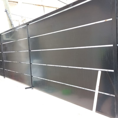 גדר מתכת שחורה עם פסים אופקיים