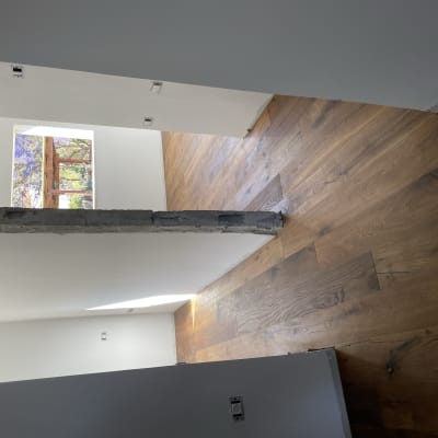 רצפת פרקט עץ חום בחדר עם קיר לבן