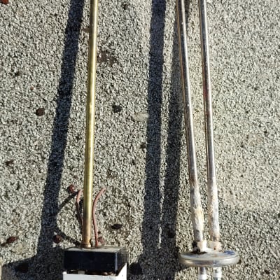 שני גופי חימום של דוד שמש על רקע בטון