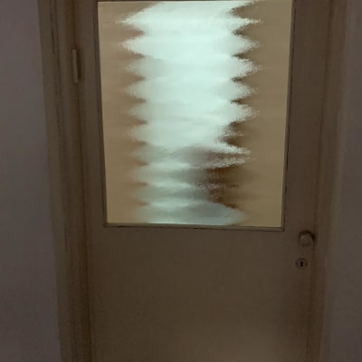 זכוכית מחוספסת בדלת עץ עם דוגמה גלית