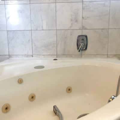 אמבטיה עם ברז וכפתורי שליטה