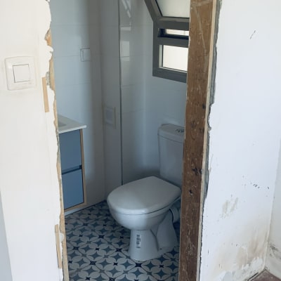 שירותים עם קיר פתוח, רצפה חשופה, חלון פתוח