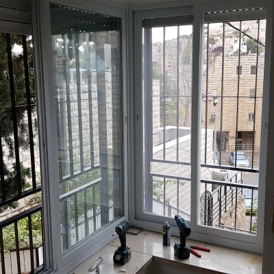 חלון אלומיניום עם כלים על אדן החלון