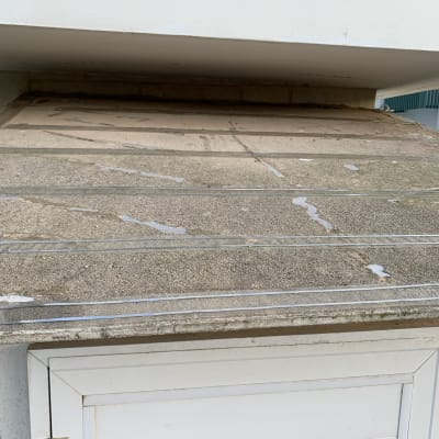 חוטי מתכת על גג למניעת קינון יונים