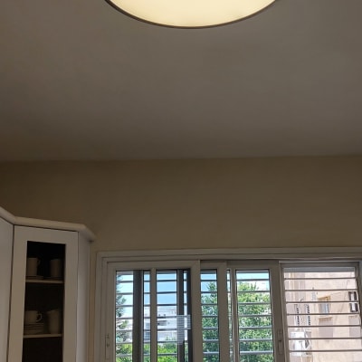 מנורת תקרה עגולה דולקת במטבח