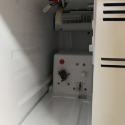 חלק פנימי של מקרר עם רכיבים חשמליים