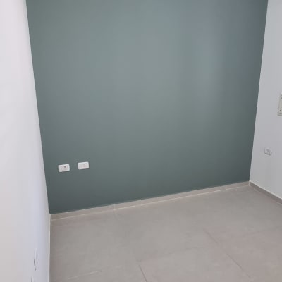 קיר צבוע בצבע ירוק כהה בחדר ריק