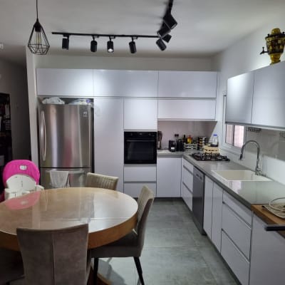 תאורת ספוטים מותקנת על תקרה במטבח מודרני.