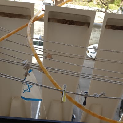 צינור גמיש תלוי על חבל כביסה