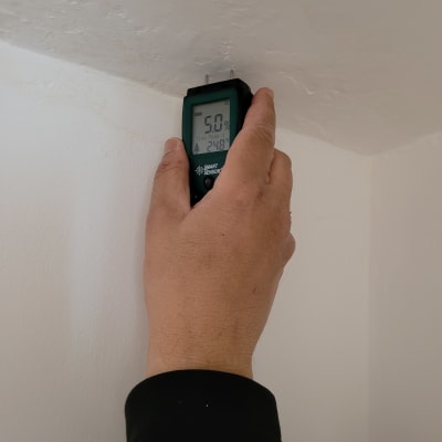 מד לחות נוגע בתקרה לבדיקת נזילות